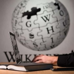 کاربر در حال ثبت نام و ایجاد حساب جدید در ویکی پدیا با لپ‌تاپ