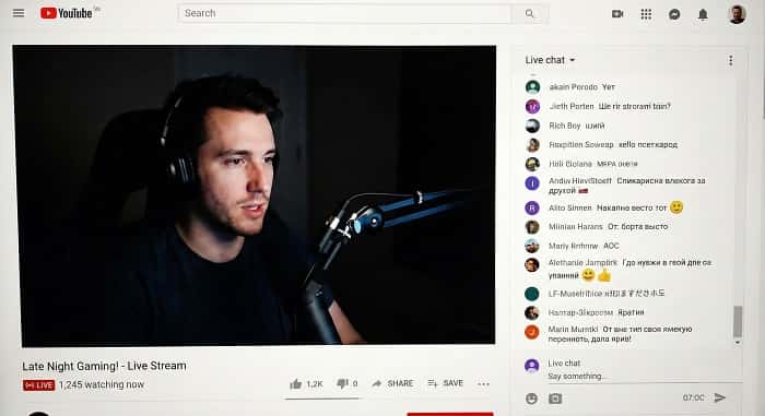 «نمونه صفحه لایو یوتیوب با چت زنده و تعامل مخاطب»